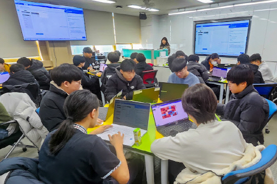 인천광역시 상인천중학교에서 교사 최정원 씨가 올해 겨울방학을 활용해 학생들에게 AICE 주니어 자격증 취득을 위한 AI 수업을 진행하고 있다. KT 제공